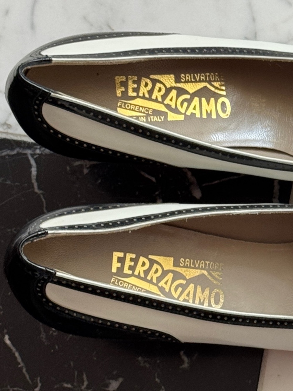 NEW Salvatore Ferragamo Vintage SPECTATOR Pumps Black White 10 AA Extra Narrow - Picture 2 of 16